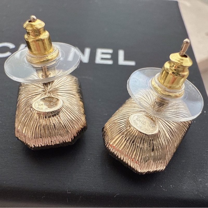 CHANEL 浮雕鑽Logo耳環-7