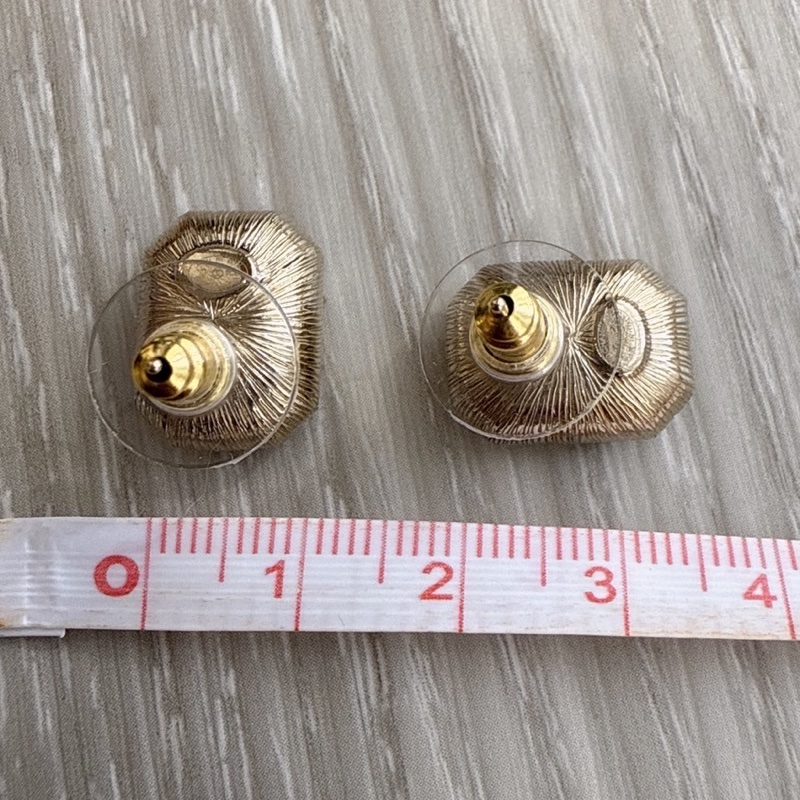 CHANEL 浮雕鑽Logo耳環-8