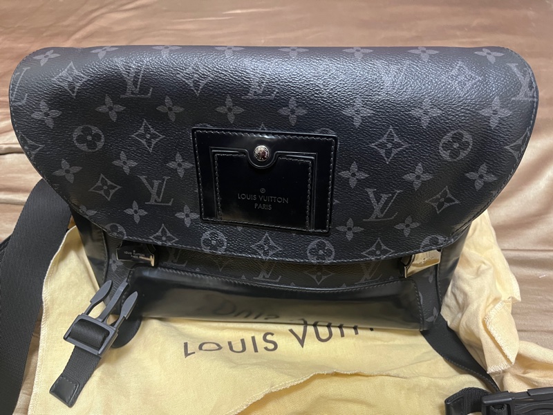 LV 黑武士黑老花 Voyager Pm郵差包/保存良好少使用/容量大能裝下筆電-0