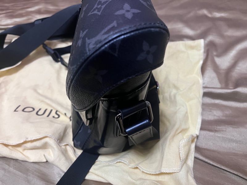 LV 黑武士黑老花 Voyager Pm郵差包/保存良好少使用/容量大能裝下筆電-3