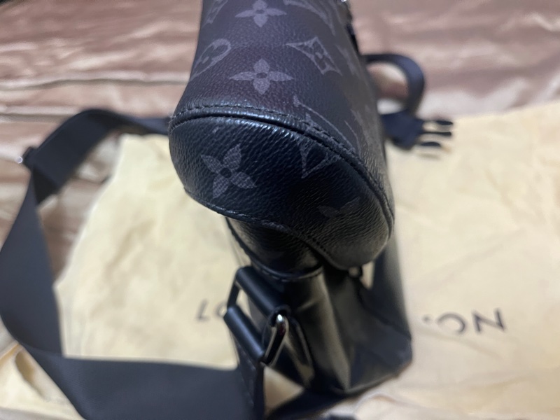 LV 黑武士黑老花 Voyager Pm郵差包/保存良好少使用/容量大能裝下筆電-4