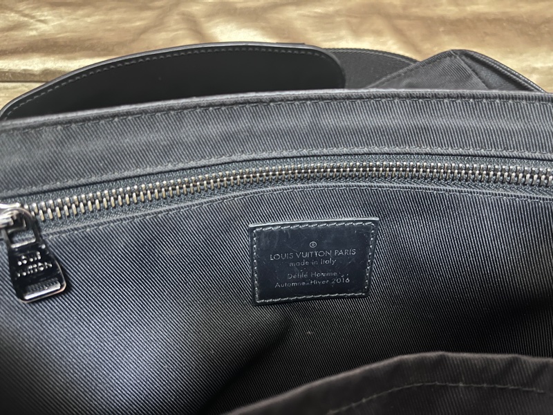 LV 黑武士黑老花 Voyager Pm郵差包/保存良好少使用/容量大能裝下筆電-5