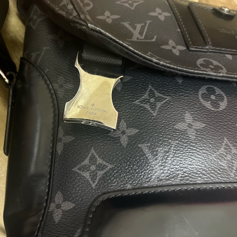 LV 黑武士黑老花 Voyager Pm郵差包/保存良好少使用/容量大能裝下筆電-6