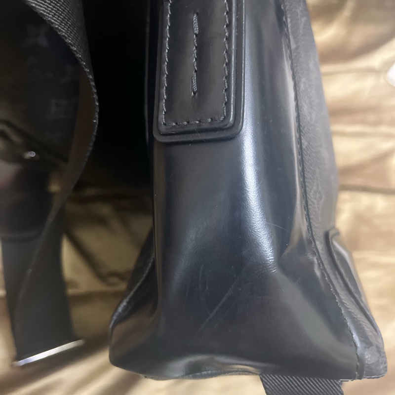 LV 黑武士黑老花 Voyager Pm郵差包/保存良好少使用/容量大能裝下筆電-8