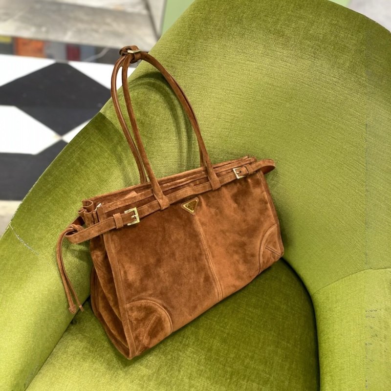 🎉新品好折扣✨Prada 1BA433 Soft Lux 大款麂皮繫帶 Bonnie包 棕色/付長肩帶-1