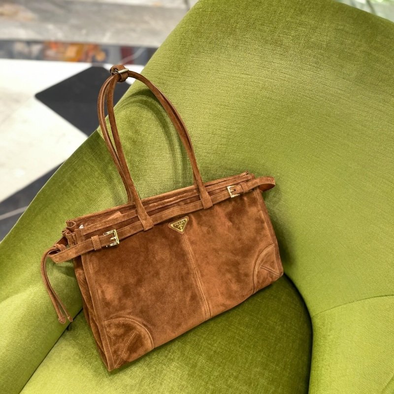 🎉新品好折扣✨Prada 1BA433 Soft Lux 大款麂皮繫帶 Bonnie包 棕色/付長肩帶-2