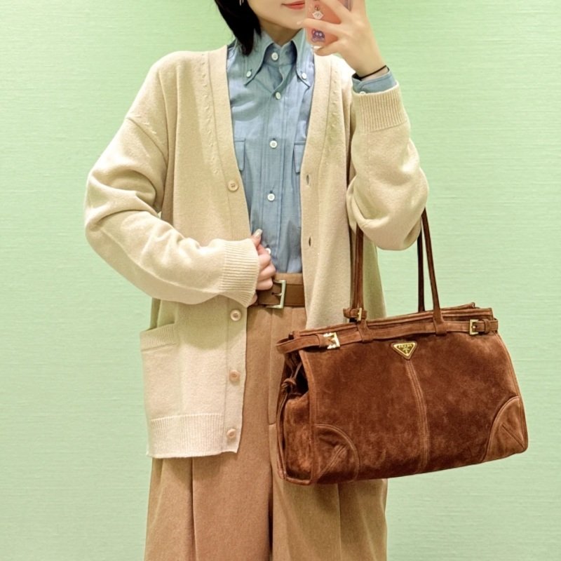 🎉新品好折扣✨Prada 1BA433 Soft Lux 大款麂皮繫帶 Bonnie包 棕色/付長肩帶-4