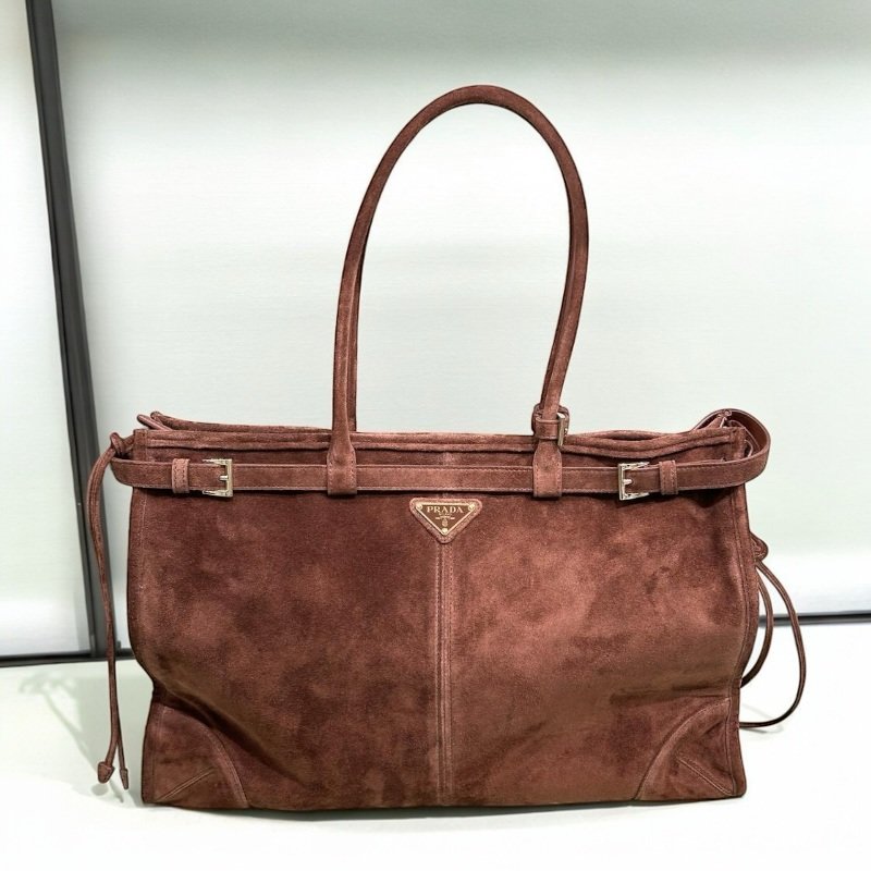 🎉新品好折扣✨Prada 1BA433 Soft Lux 大款麂皮繫帶 Bonnie包 棕色/付長肩帶-5