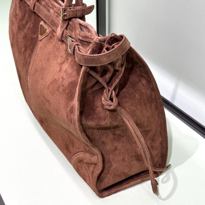 🎉新品好折扣✨Prada 1BA433 Soft Lux 大款麂皮繫帶 Bonnie包 棕色/付長肩帶-7