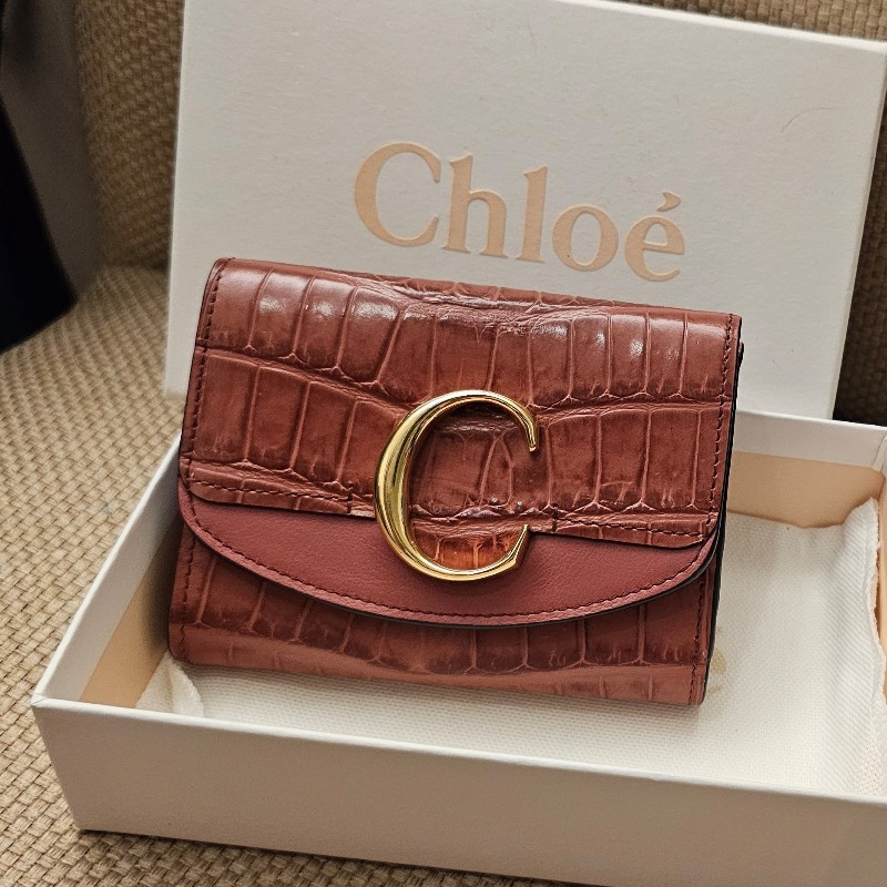 Chloe 經典C字金屬釦鱷魚紋三折短夾
（乾燥玫瑰粉）全新品-0