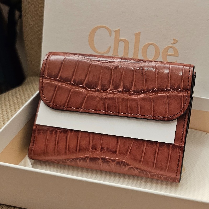 Chloe 經典C字金屬釦鱷魚紋三折短夾
（乾燥玫瑰粉）全新品-1