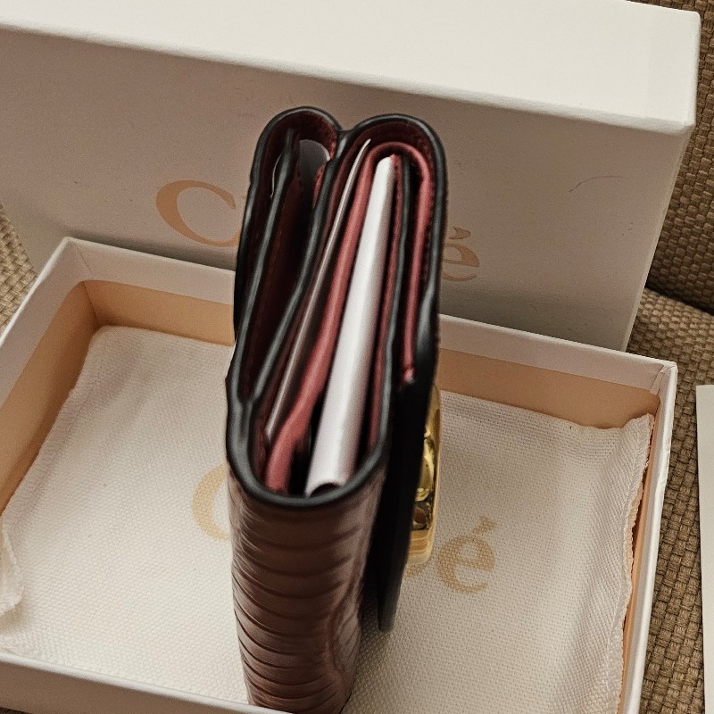 Chloe 經典C字金屬釦鱷魚紋三折短夾
（乾燥玫瑰粉）全新品-3