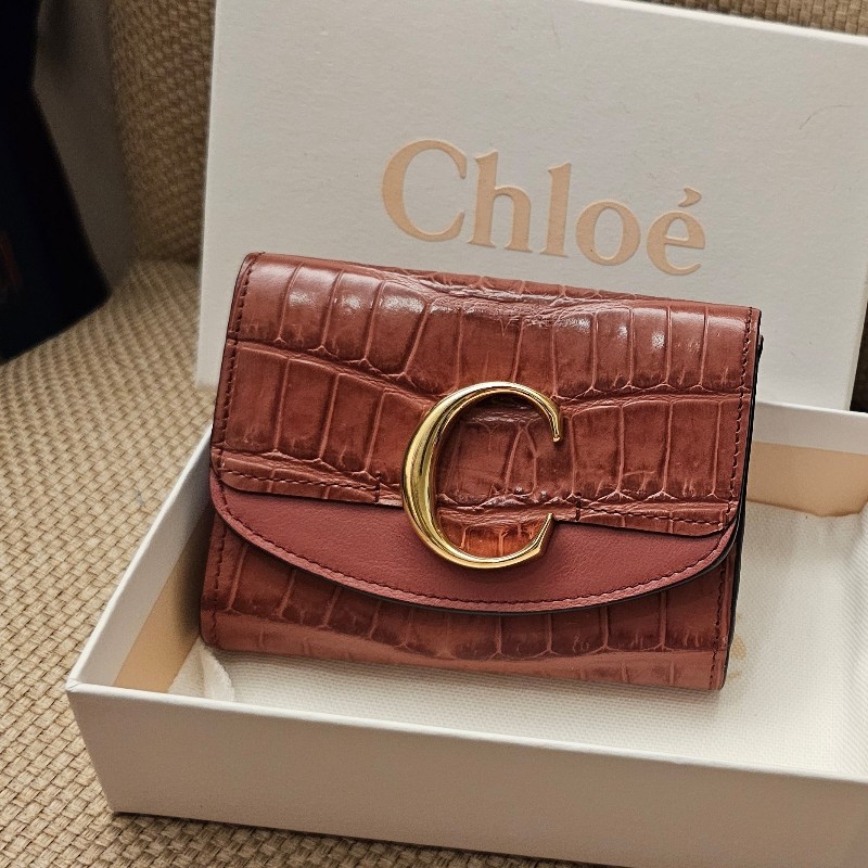 Chloe 經典C字金屬釦鱷魚紋三折短夾
（乾燥玫瑰粉）全新品-5