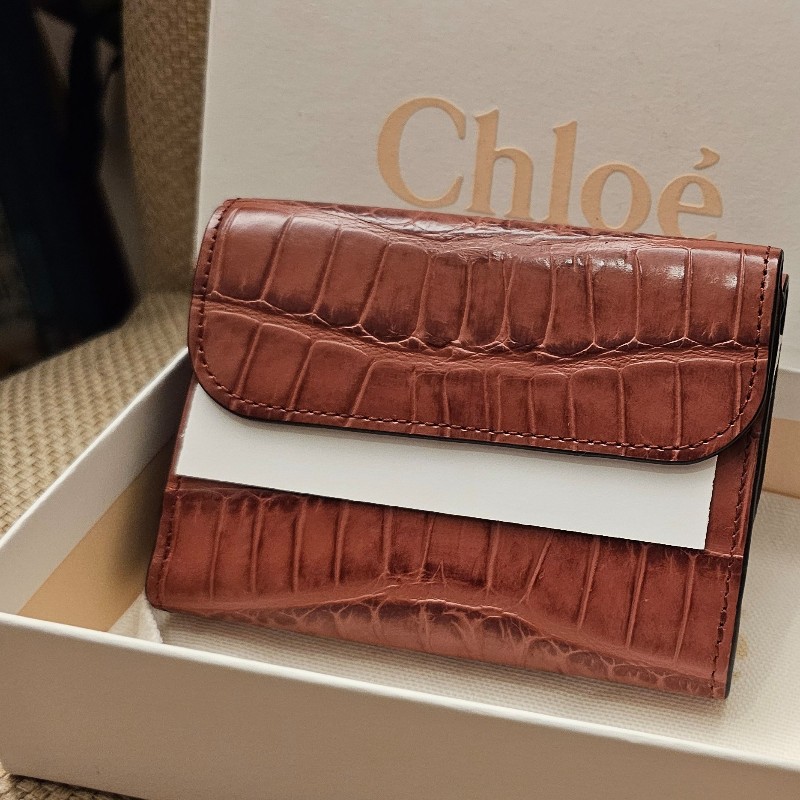 Chloe 經典C字金屬釦鱷魚紋三折短夾
（乾燥玫瑰粉）全新品-6