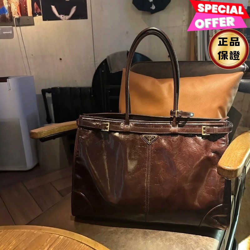 🎉新品好折扣✨Prada 2VG128 超大款亮澤皮革繫帶 Bonnie包 棕色/付長肩帶-0