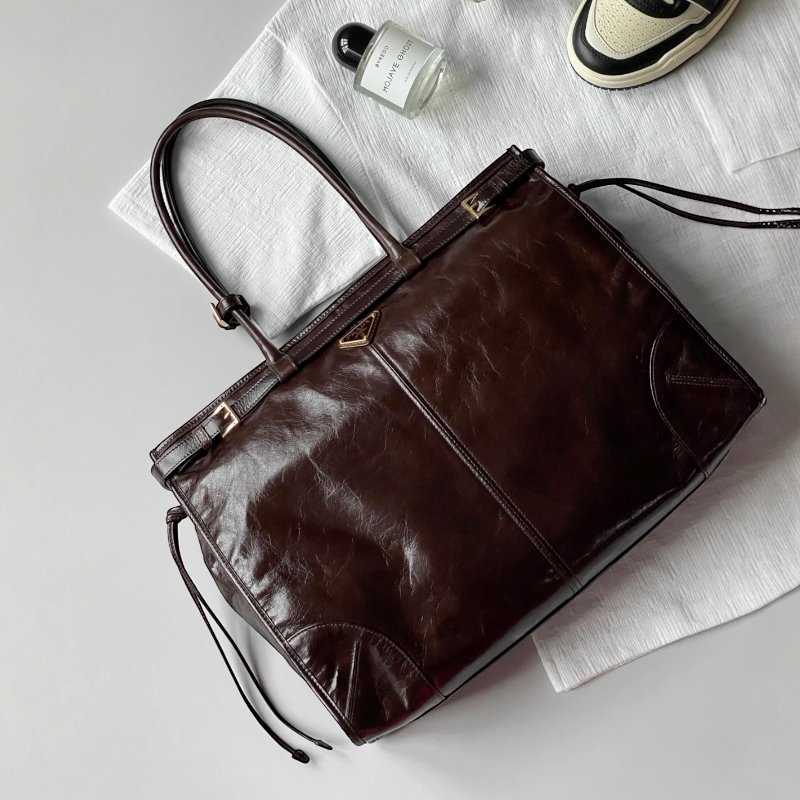 🎉新品好折扣✨Prada 2VG128 超大款亮澤皮革繫帶 Bonnie包 棕色/付長肩帶-1