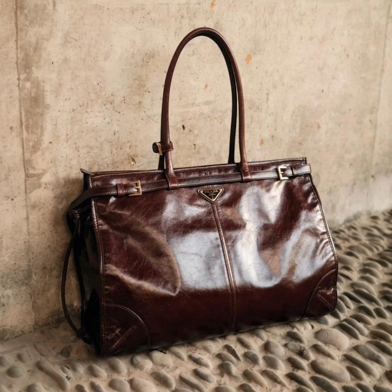 🎉新品好折扣✨Prada 2VG128 超大款亮澤皮革繫帶 Bonnie包 棕色/付長肩帶-3