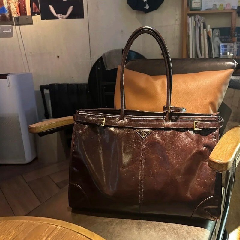 🎉新品好折扣✨Prada 2VG128 超大款亮澤皮革繫帶 Bonnie包 棕色/付長肩帶-5