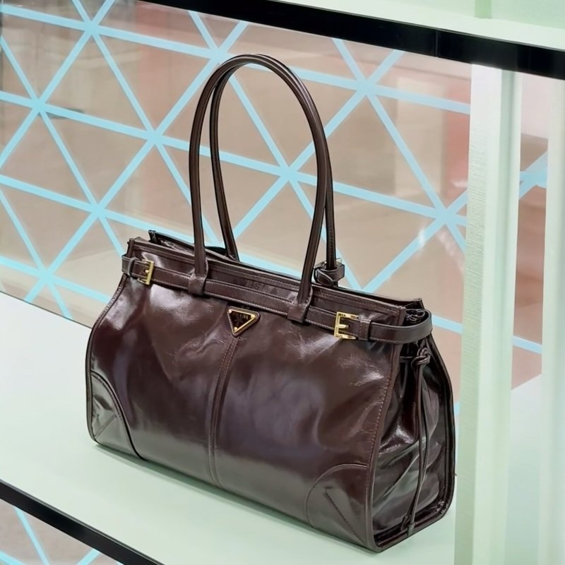 🎉新品好折扣✨Prada 2VG128 超大款亮澤皮革繫帶 Bonnie包 棕色/付長肩帶-11