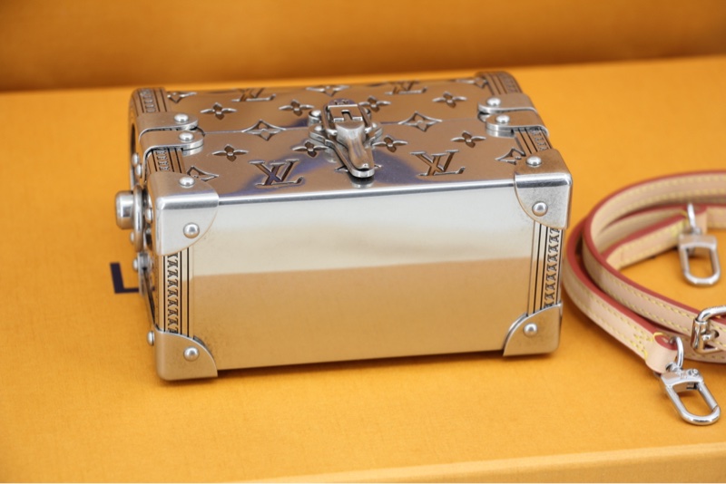 Louis Vuitton 2022 Metal Silver Monogram Mini Treasure Trunk Minaudiere-13