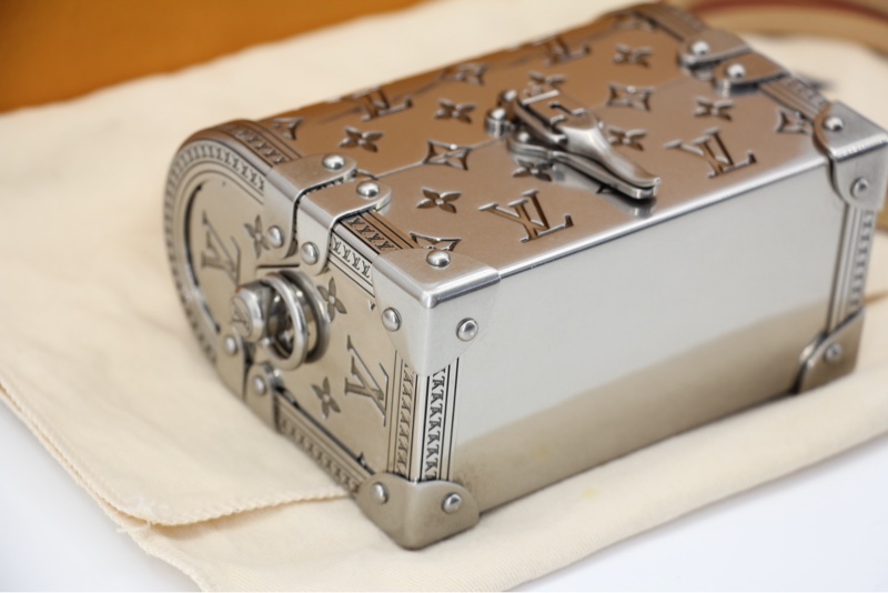 Louis Vuitton 2022 Metal Silver Monogram Mini Treasure Trunk Minaudiere-15
