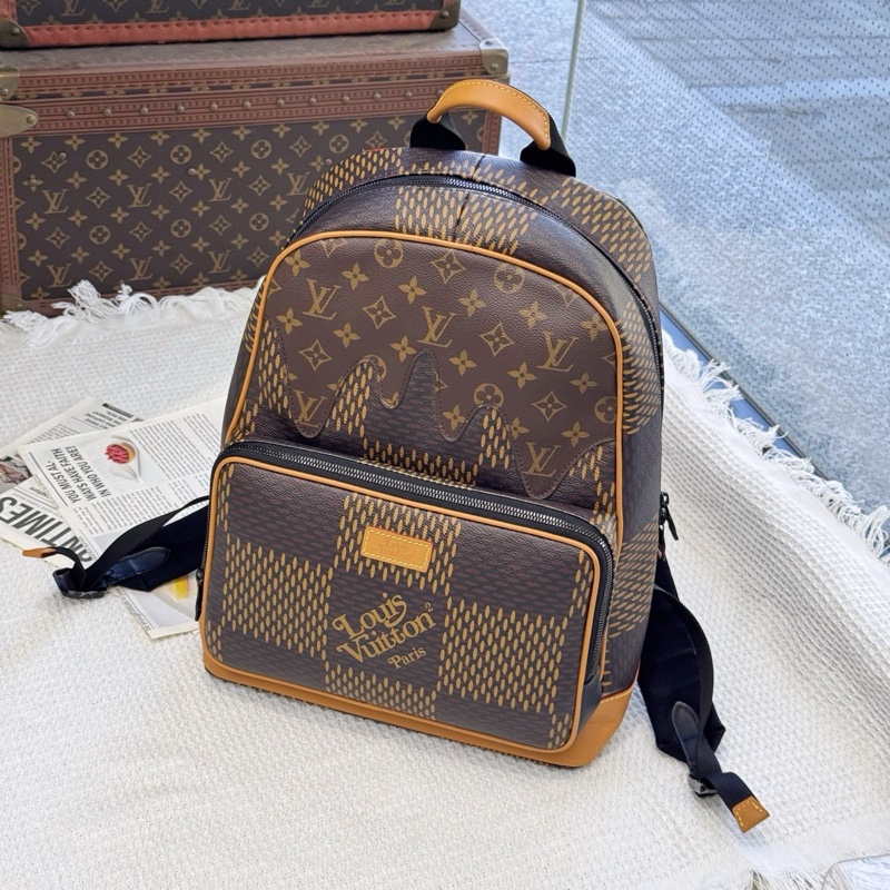 Lv nigo限量聯名款雙肩包 20編碼 配件:塵袋-0