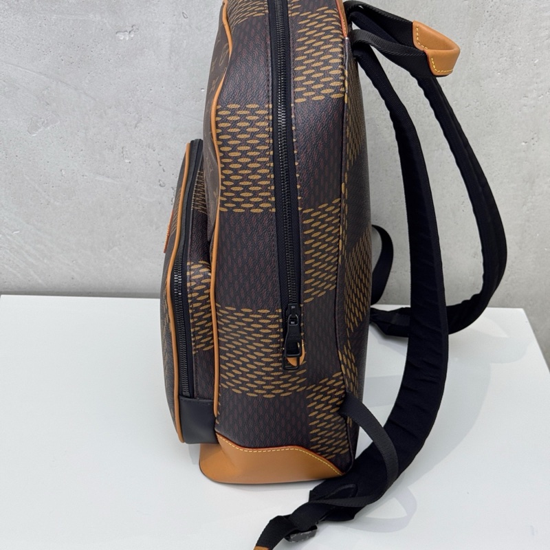 Lv nigo限量聯名款雙肩包 20編碼 配件:塵袋-6