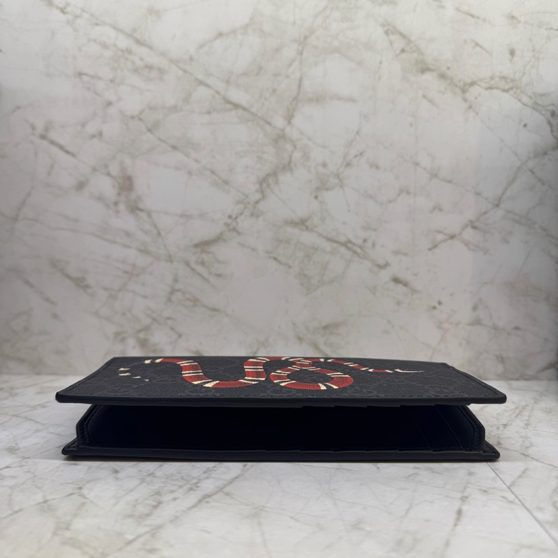 GUCCI PVC 珊瑚蛇滿版黑灰LOGO對開長夾-4