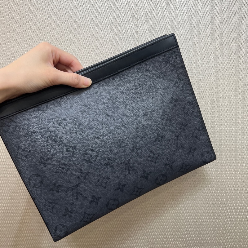 LV 淺灰原花Pochette Voyage MM銀釦手拿包M69535-3
