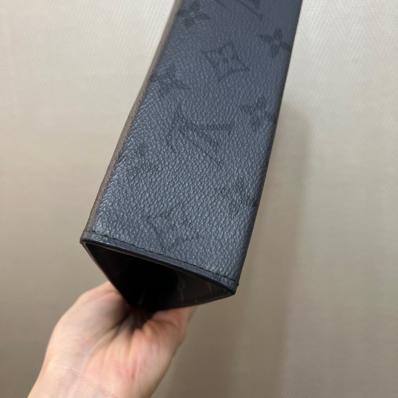 LV 淺灰原花Pochette Voyage MM銀釦手拿包M69535-7