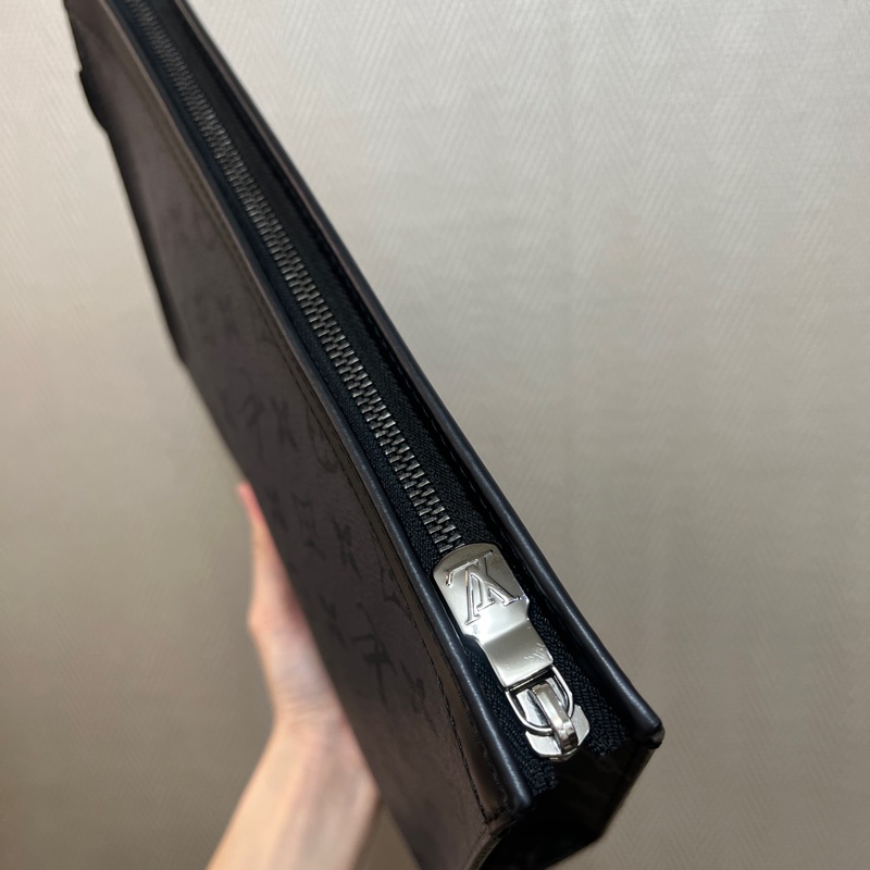 LV 淺灰原花Pochette Voyage MM銀釦手拿包M69535-8