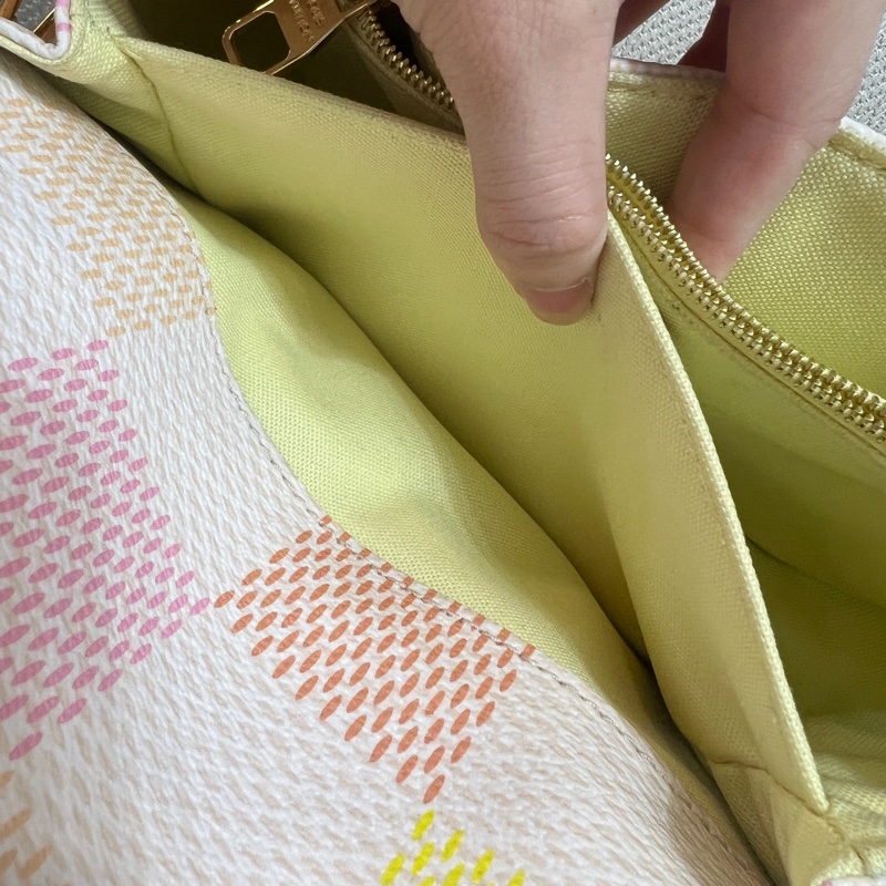 LV 彩色棋盤格Pochette Métis East West金釦手提肩斜背郵差包N40749-22