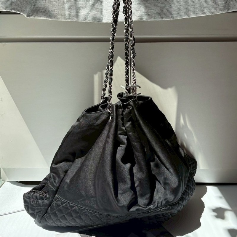 Chanel 銀鍊黑色緞布菱格肩側大包-0