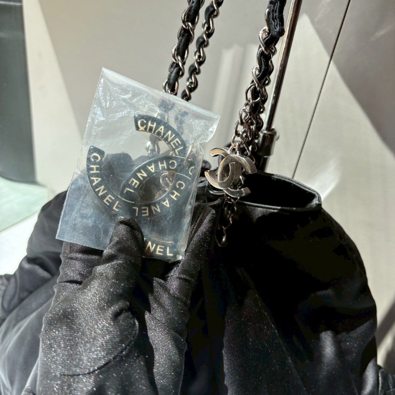 Chanel 銀鍊黑色緞布菱格肩側大包-10