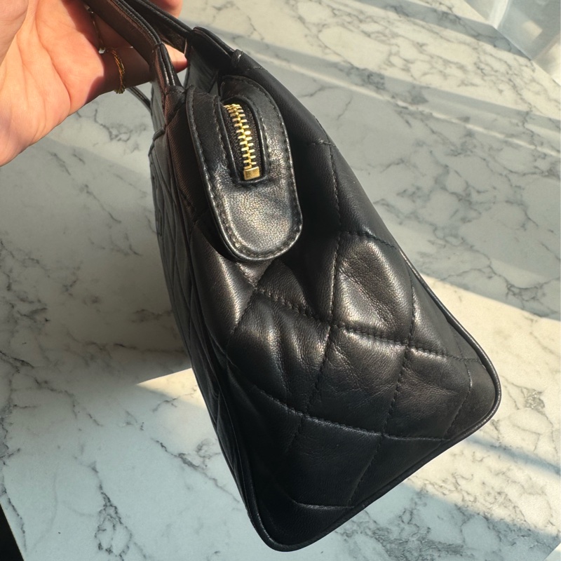 chanel黑菱格拉鏈方形肩背包-3