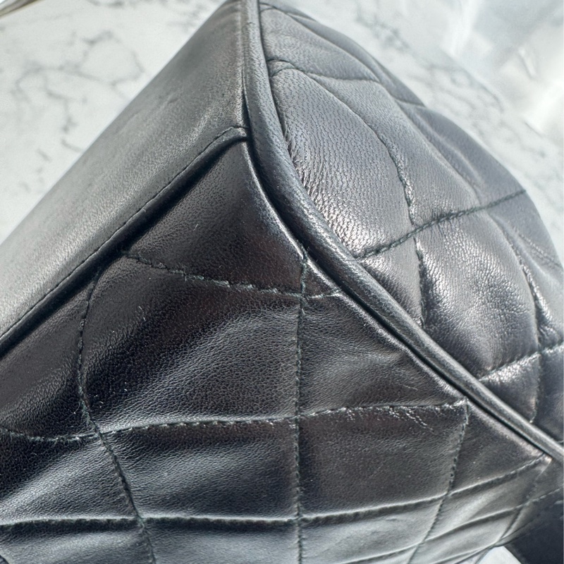 chanel黑菱格拉鏈方形肩背包-6