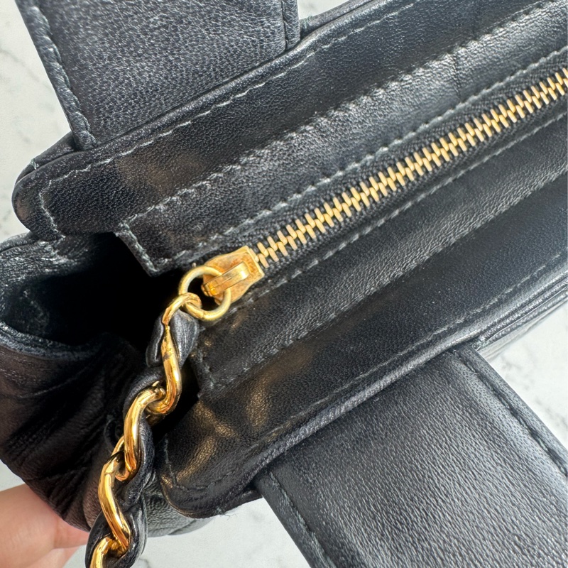 chanel黑菱格拉鏈方形肩背包-22