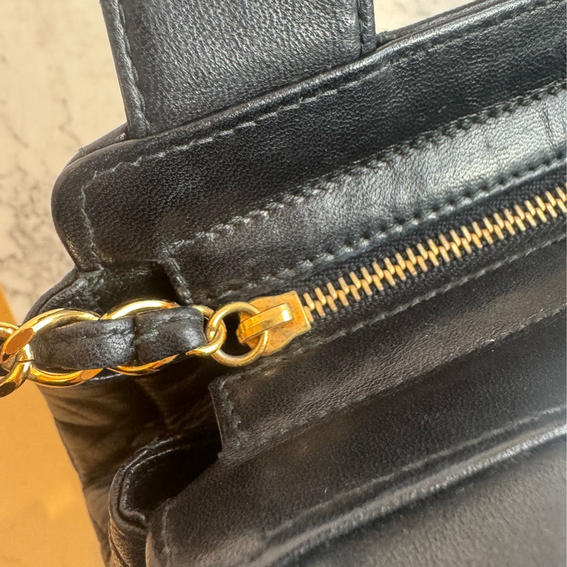 chanel黑菱格拉鏈方形肩背包-43