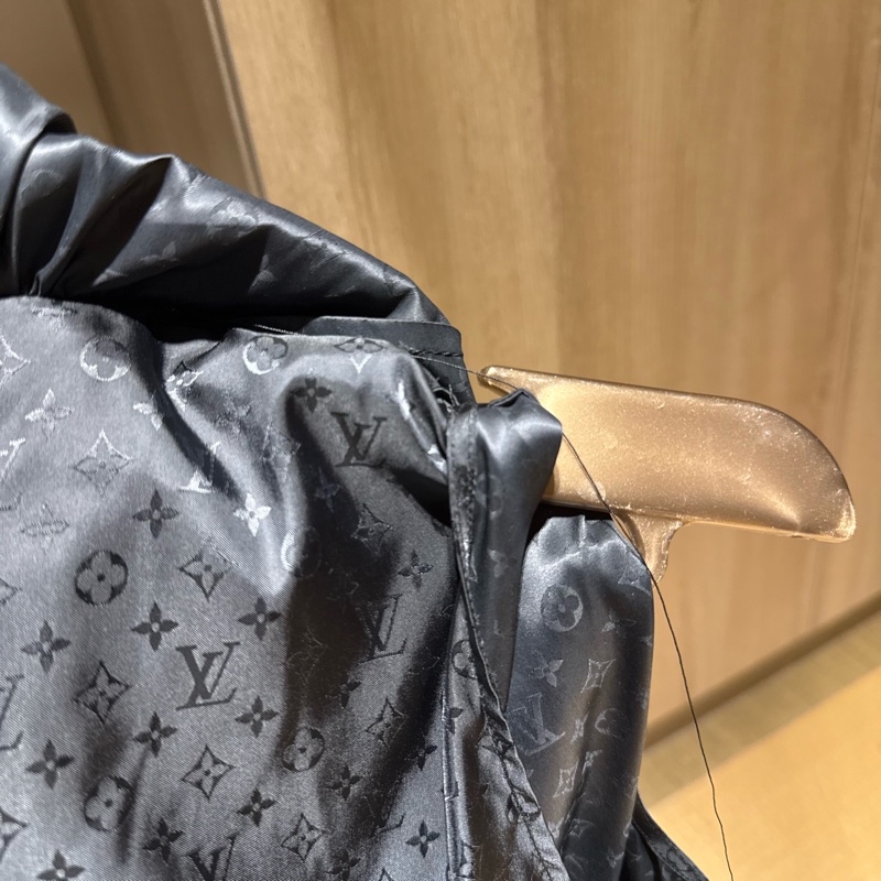 LV 黑色連帽風衣-5