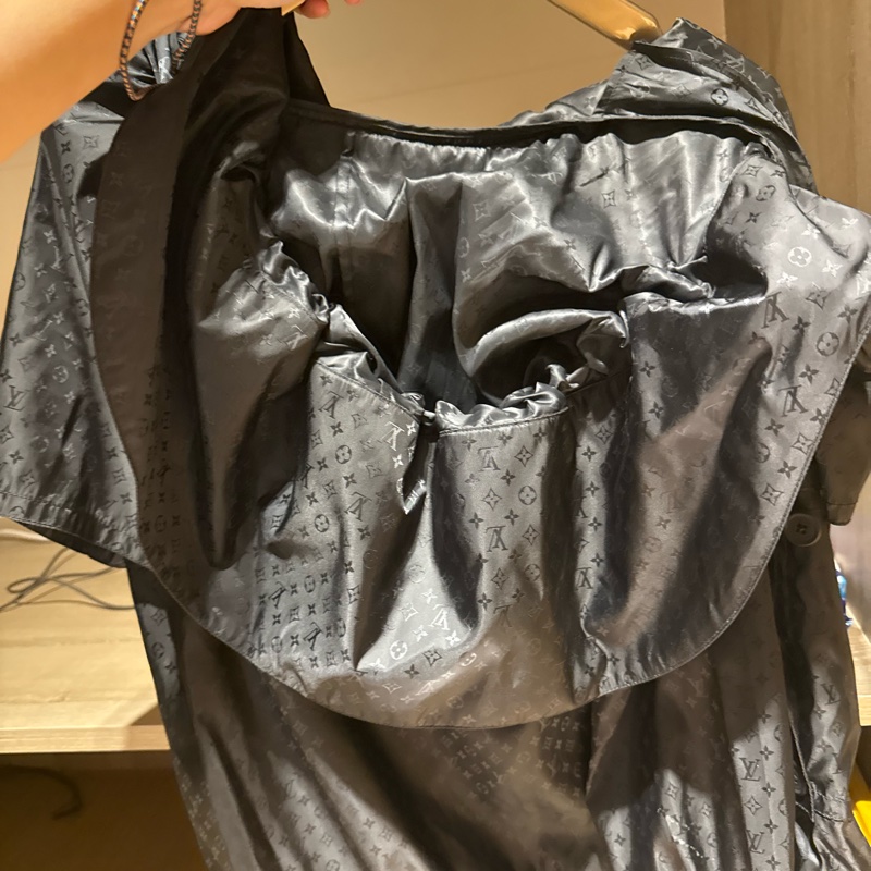 LV 黑色連帽風衣-6