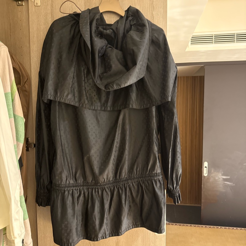 LV 黑色連帽風衣-9