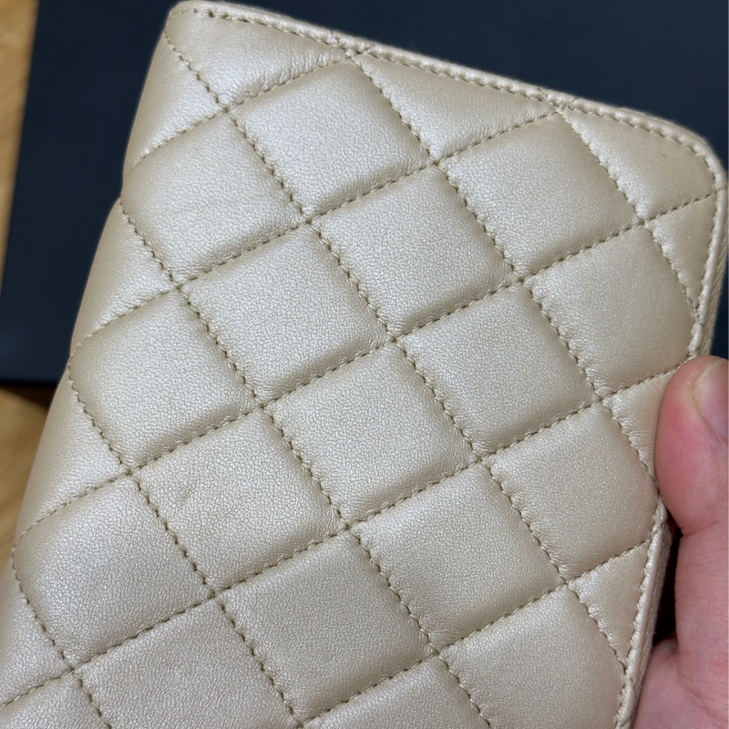 🎄冬日質感 聖誕 CHANEL 香奈兒 香檳金 小羊皮 珍珠鏈條 拉鍊長夾 喜歡來議價❤️-38