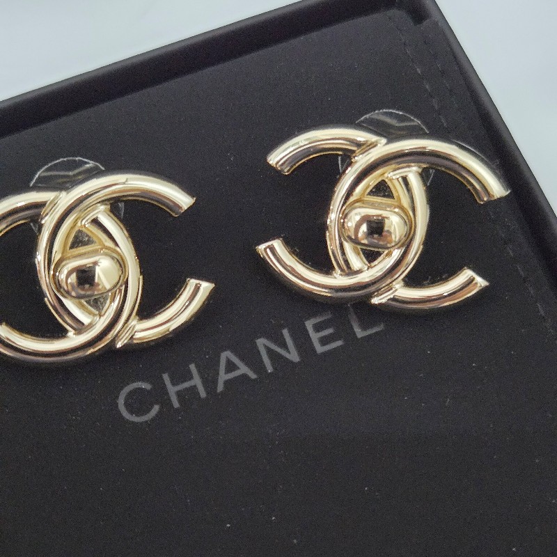 香奈兒 Chanel 書包釦金色雙C logo 耳環-7