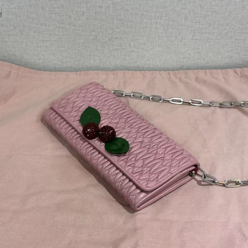 ✨MIUMIU 粉色櫻桃水鑽皺褶肩背斜背包21*10*2 98新配件塵袋-4