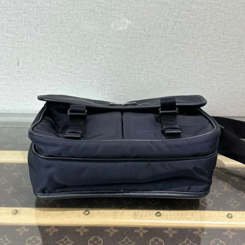 PRADA 深藍色尼龍斜背郵差包24*18*11 98新配件保卡-3