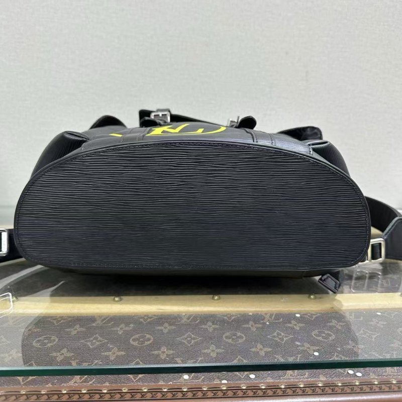 ✨LV 黑色銀扣水波紋後背包 34*43*13 98新配件塵袋-3