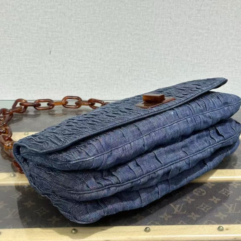 ✨PRADA 牛仔皺褶壓克力腋下鍊條包 35*18*6 98新配件塵袋-2