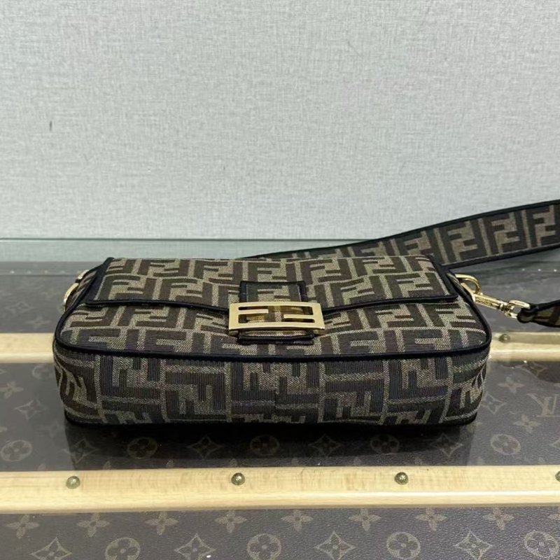 ✨FENDI 老花金扣中號法棍包 27*15*6 98新配件塵袋-3