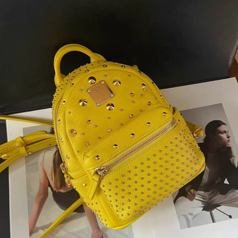 ✨Mcm 黃色mini鉚釘肩背包鑽石書包16*20*10 99新-1
