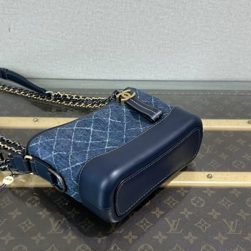 ✨CHANEL 牛仔小號流浪肩背斜背鍊條包 20*15*8 99新配件塵袋-2